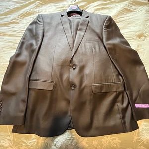 Men’s suit. BRAND NEW, NEVER WORN.